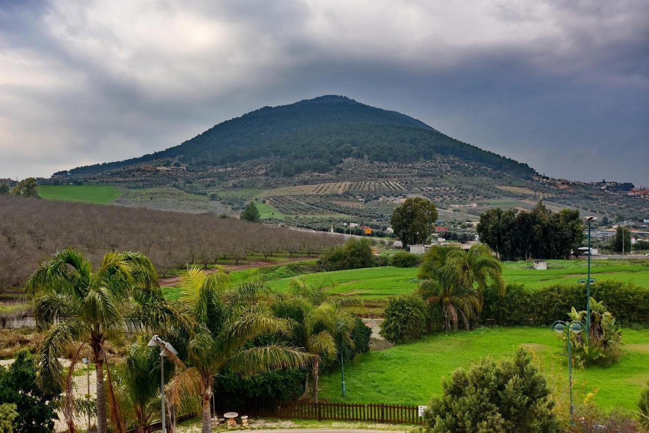 Pearl Of The Valley Hotel Kfar Tavor Exterior foto