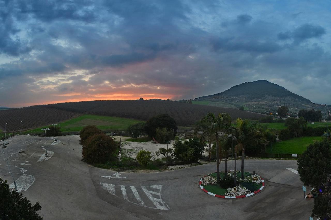 Pearl Of The Valley Hotel Kfar Tavor Exterior foto