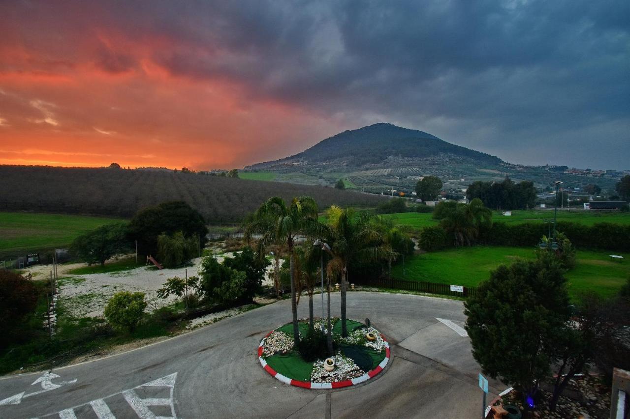 Pearl Of The Valley Hotel Kfar Tavor Exterior foto